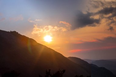 Ateşli canlı gün batımı Picos de Europa, Asturia, İspanya görüntüleyin