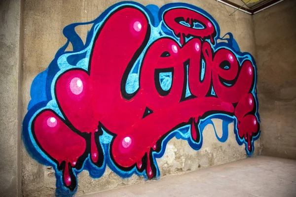 Graffitis Impressionnants Mot Amour Pulvérisé Sur Mur — Photo