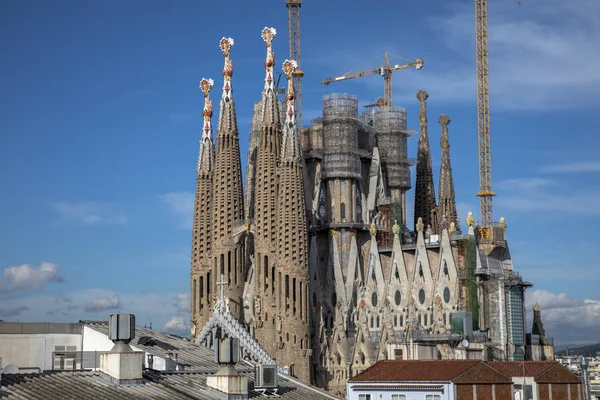 Θέα Στον Καθεδρικό Ναό Sagrada Familia Και Κτίριο Γερανοί Βαρκελώνη — Φωτογραφία Αρχείου