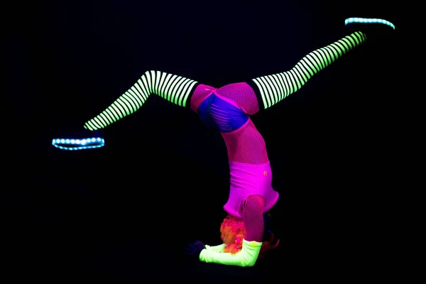 Mujer Con Ropa Fluorescente Practicando Yoga —  Fotos de Stock