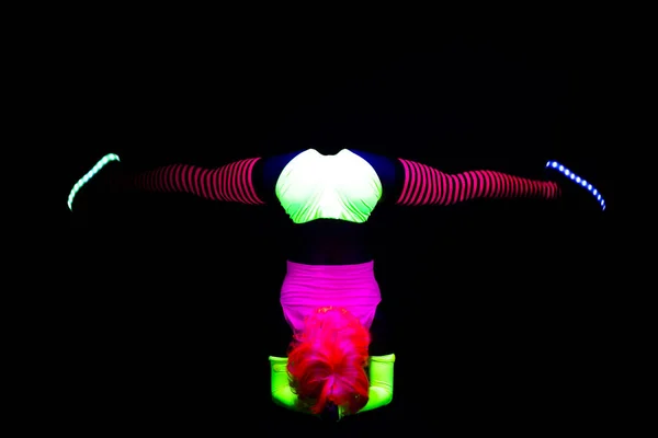 Mujer Con Ropa Fluorescente Practicando Yoga —  Fotos de Stock