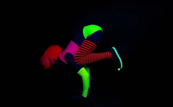 Frau Fluoreszierender Kleidung Praktiziert Yoga — Stockfoto