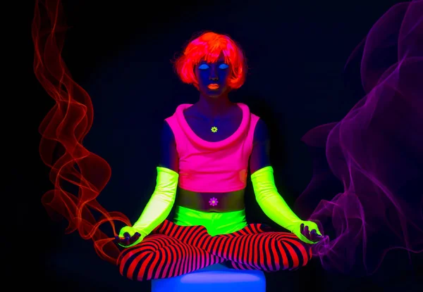 Mulher Traje Fluorescente Sentado Pose Lótus — Fotografia de Stock