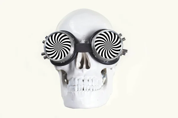 Beyaz Arka Plan Üzerinde Hipnotik Gözlüklü Kafatasının Yakın Çekim — Stok fotoğraf