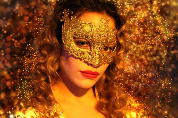 Portret Van Een Vrouw Gouden Carnaval Masker — Stockfoto