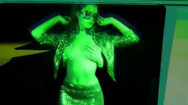 seksi güzel kadın göğüsleri kapsayan elleri çifti ile köpüklü kostüm dans. 