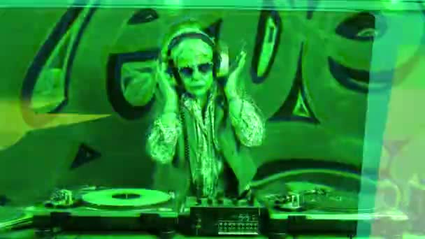 Donna Anziana Cuffia Djing Contro Graffiti — Video Stock