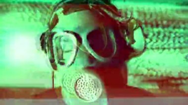 Gaz maskeli genç bir kadın.