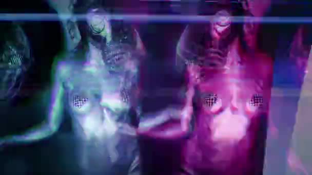 Femme sexy posant dans un masque à gaz argenté  