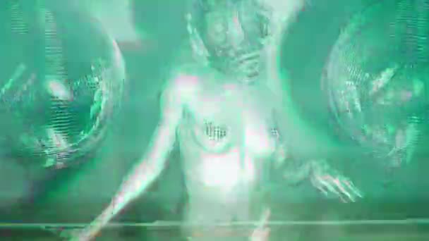 Femme sexy posant dans un masque à gaz argenté  