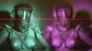 Gümüş gaz maskesi poz seksi üstsüz kadın 