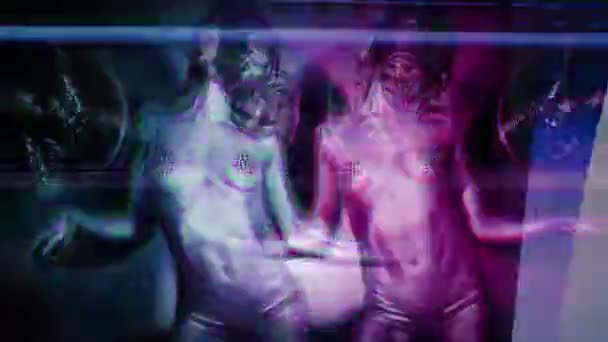 性感的女人在银色的防毒面具摆姿势 — 图库视频影像