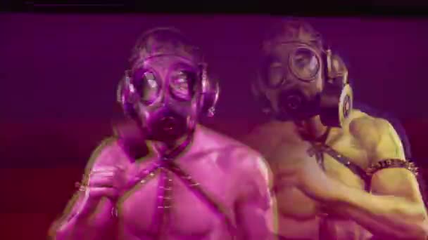 Musclé homme dansant dans le masque à gaz 