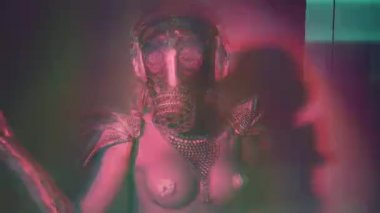 Gümüş gaz maskesi poz seksi üstsüz kadın 