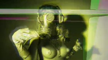 Gümüş gaz maskesi poz seksi üstsüz kadın 