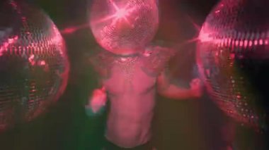 Kafada disko topuyla dans eden kaslı adam