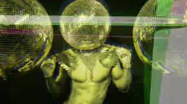 Kafada disko topuyla dans eden kaslı adam