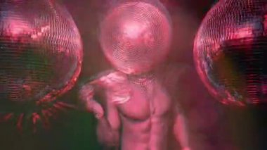 Kafada disko topuyla dans eden kaslı adam