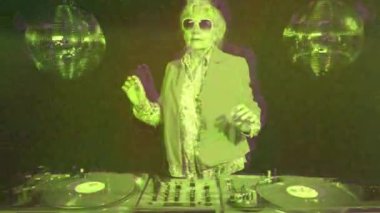 Disko topları karşı djing güneş gözlüğü Kıdemli kadın