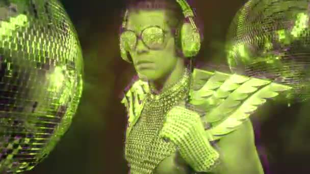 Disco muskulöser Mann Superheld tanzt in Club mit Glitch-Effekt