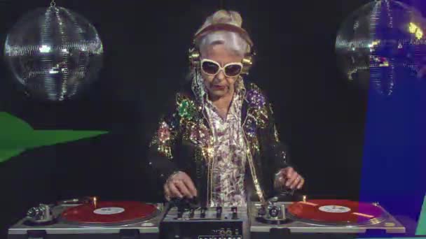 Mujer Mayor Gafas Sol Djing Contra Bolas Discoteca — Vídeos de Stock