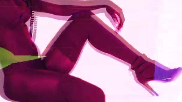 坐在女舞者的腿在俱乐部的红色内衣与毛刺和扭曲的影响 — 图库视频影像