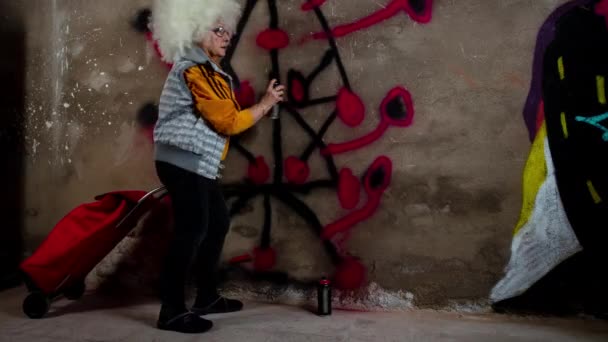 Senior Kvinna Peruk Ritning Graffiti Väggen — Stockvideo