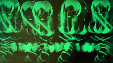 Siyah arka planda maskeli genç bir kadın.