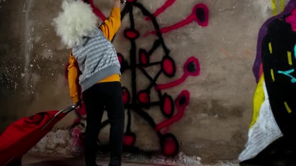 戴假发的老妇人在墙上涂鸦 — 图库视频影像