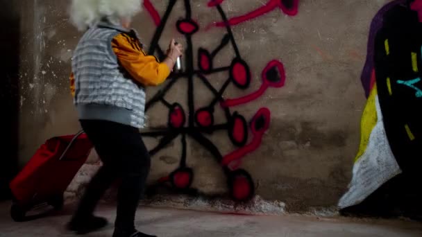Seniorin Mit Perücke Zeichnet Graffiti Wand — Stockvideo
