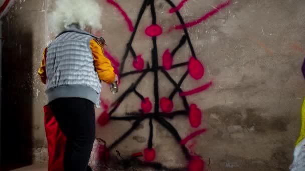 Senior Kvinna Peruk Ritning Graffiti Väggen — Stockvideo