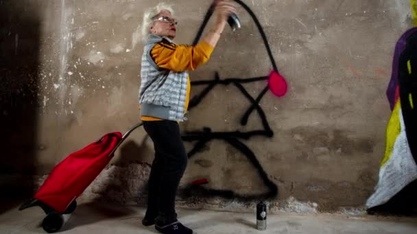 Старшая Женщина Повозкой Рисует Граффити Стене — стоковое видео