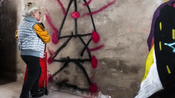 Mujer Mayor Con Carrito Dibujo Graffiti Pared — Vídeos de Stock