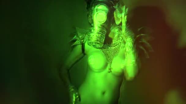 Sexig Topless Kvinna Poserar Silver Gasmask — Stockvideo