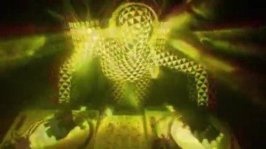 Kostümlü kadın renkli ışıklarla DJ 'lik yapıyor.