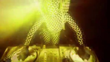 Kostümlü kadın renkli ışıklarla DJ 'lik yapıyor.