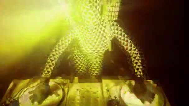 Femme en costume entier djing avec des lumières colorées 