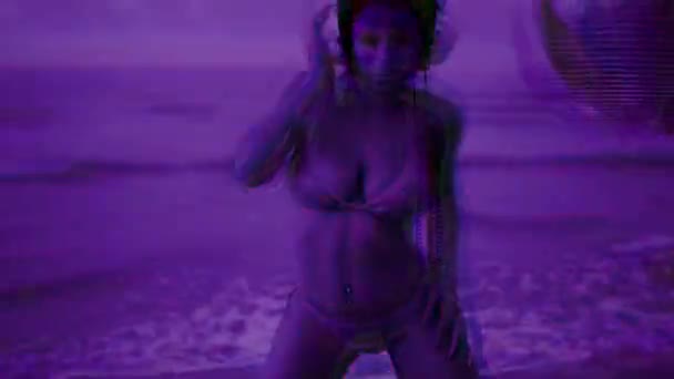 latino sexy jeune femme dansant et posant sur la plage tôt le matin 