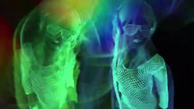 Seksi neon uv kızdırma dansçı