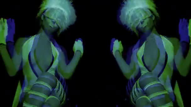 Seksi neon uv kızdırma dansçı — Stok video