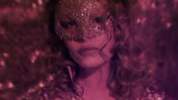 Hermosa Sexy Hembra Bailando Fantástica Máscara Oro Con Efectos Distorsión — Vídeos de Stock