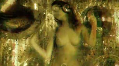 Ayna topları yanında dans güzel seksi kadın