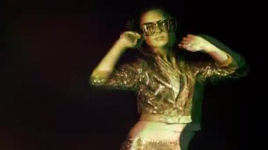 glitch etkileri ile güzel köpüklü kostüm dans çekici kadın.