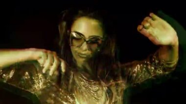 glitch etkileri ile güzel köpüklü kostüm dans çekici kadın.