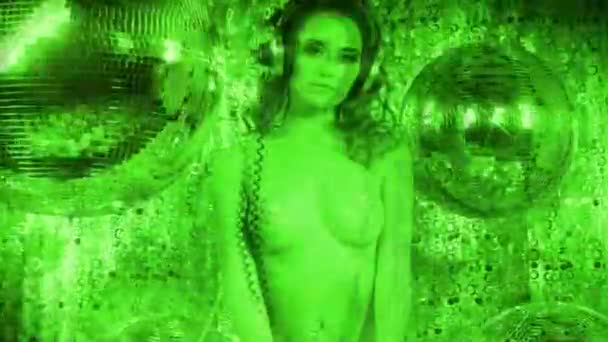 Mulher Sexy Bonita Dançando Lado Bolas Espelho — Vídeo de Stock