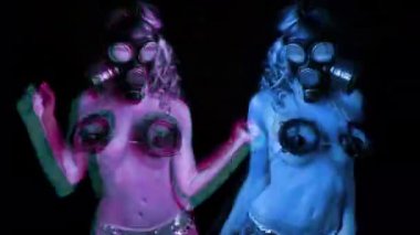 yüzü kaplayan gaz maskesi ve göğüsleri kaplayan hoparlörler ile dans seksi kadın aynalı görüntüleri.