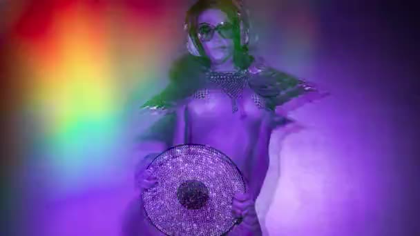 Mujer Auriculares Posando Con Disco Vinilo Cristal — Vídeo de stock