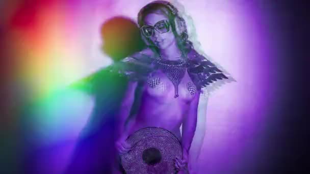 Mujer Auriculares Posando Con Disco Vinilo Cristal — Vídeos de Stock