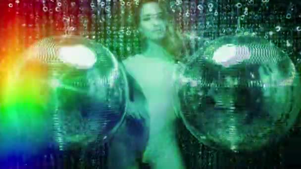 Piękna Seksowna Kobieta Tańczy Obok Lustrzanych Kulek — Wideo stockowe