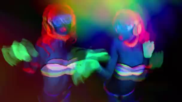 Sexy neon uv blask tancerz — Wideo stockowe